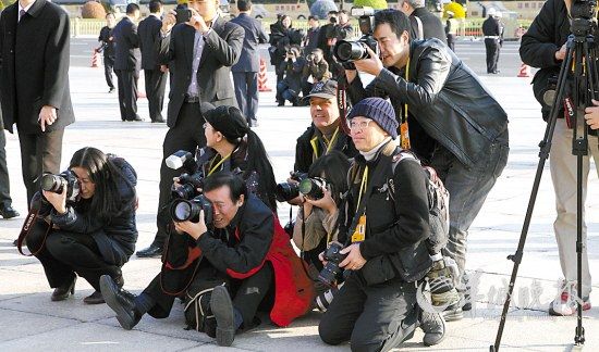 11月8日,一群摄影记者"低角度"拍摄