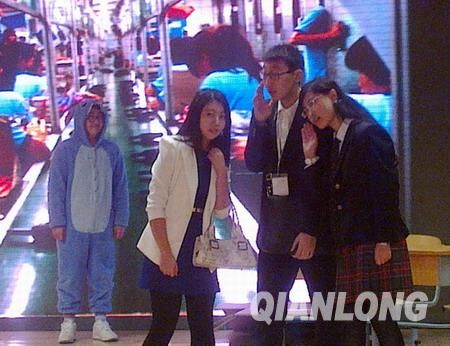 北京高中生比拼原创英文舞台剧