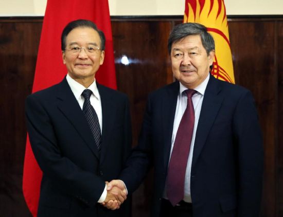 温家宝与吉尔吉斯斯坦总理萨特巴尔季耶夫举行会谈 12月4日，国务院总理温家宝在比什凯克与吉尔吉斯斯坦总理萨特巴尔季耶夫举行会谈。 新华社记者 姚大伟 摄