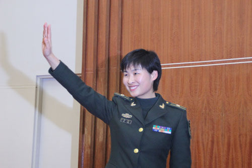 刘洋郑州大学作演讲获赠国画航天女神