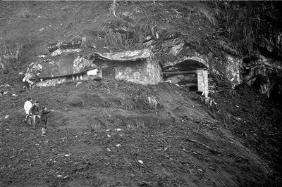 山腰间的寺庙受损不大。本报记者陶冉摄