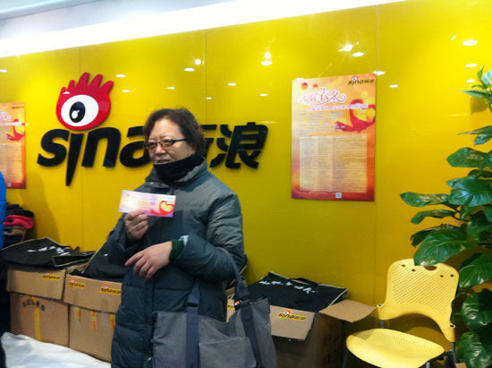 附近社区的阿姨到现场捐献棉衣献一份爱心 附近社区的阿姨到现场捐献棉衣献一份爱心