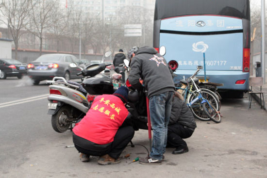 1��30�գ��ڱ��������Ÿ�����̯�޳��ĺ�ʦ���������ڰ��������������綯�����»������� ��������