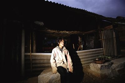 马头坡村，王少华的土房简陋得甚至没有门窗。17岁的王少华担心自己没法出去打工挣钱而娶不到媳妇。