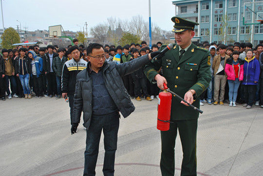 商丘消防支队为学生举行消防演练 开展安全教