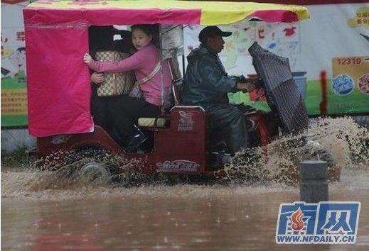 广州暴雨 白云区云城西路严重水浸交通瘫痪