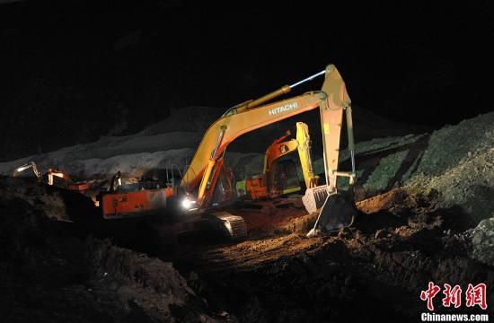 拉萨矿区山体塌方现场发现帐篷等物资被埋地