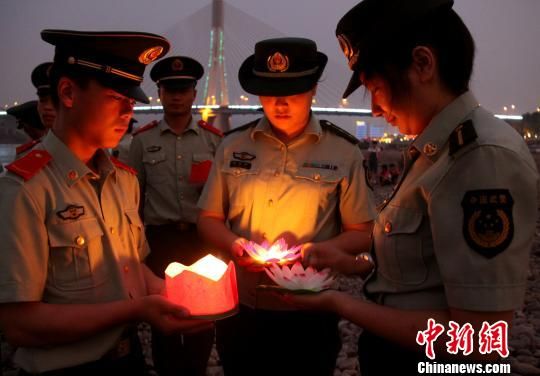 云南边防官兵湄公河畔祭奠“10·5”惨案遇难船员
