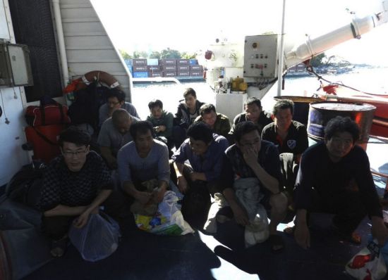 4月8日晚，一艘中国渔船在菲律宾苏禄海的图巴塔哈群礁搁浅，随后菲律宾海岸警卫队登上中国渔船，抓捕了12名中国船员。