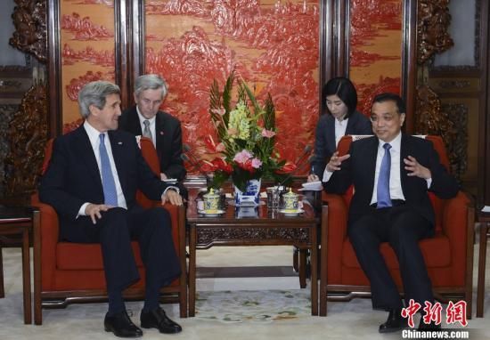 4月13日，中国国务院总理李克强在北京中南海紫光阁会见美国国务卿克里。中新社发 刘震 摄