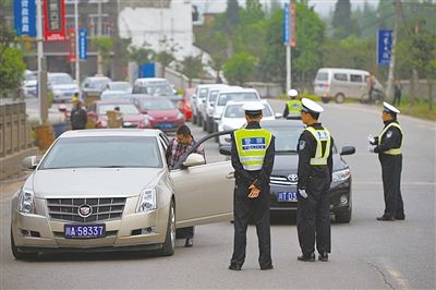 4月21日上午，雅安市郊外，交警劝说前来救灾的志愿者车辆返回。