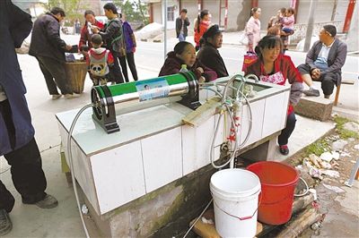 4月22日，芦山县龙门乡古城村武家坝组，村里安装了一个过滤水的仪器为村民提供饮用水。新京报记者 浦峰 摄