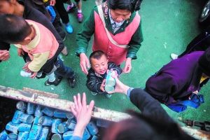 4��23�գ�һλС�к����꣨�������Ű������������ѧ�����õ���ȡ����ʳƷ�����ϡ� �籨���� ��һ ͼ