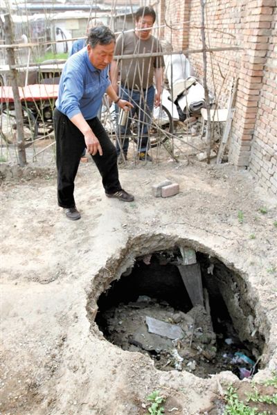 5月5日，刘家村里，村民指着一个坑，称此为地铁施工导致的地面塌陷。