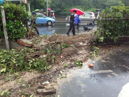 100路公交车在欧阳路失控冲进路边小区撞坏多辆机动车