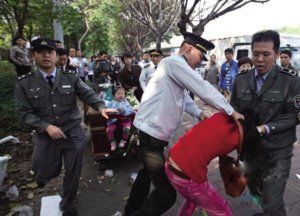 当时在网上疯传的广州城管掐女小贩照片