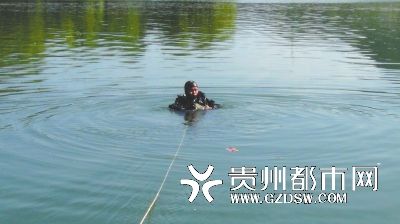 消防官兵将其打捞上岸,溺水男子已身亡.