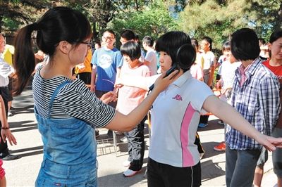 5月30日，吉林大学附属中学高中部在进行高三考生安检演练。新华社记者 张楠 摄