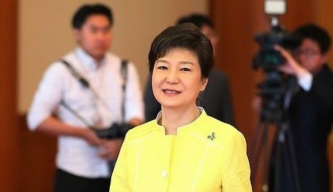 6月4日，朴槿惠在青瓦台准备迎接到访的莫桑比克共和国总统格布扎。