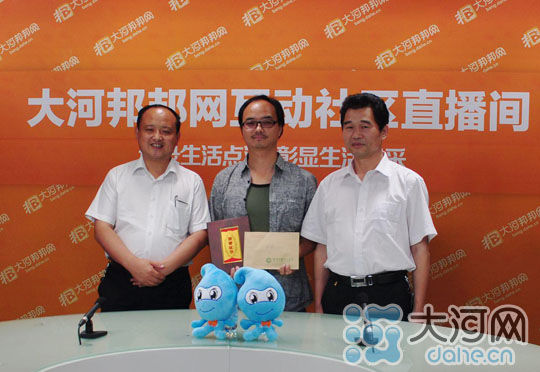 摄影 刘斯郡)6月21日上午11时,新乡平原新区管委会机关党委书记韩卫军