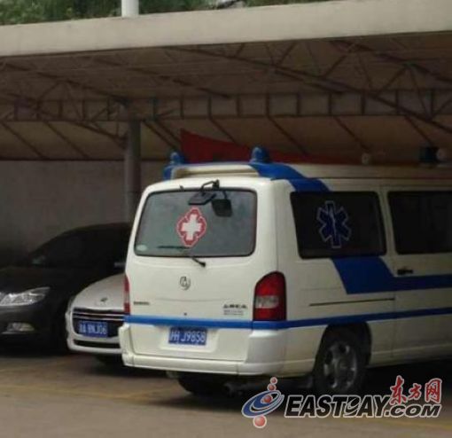 网曝白大褂开急救车买水果沪急救中心查无此车