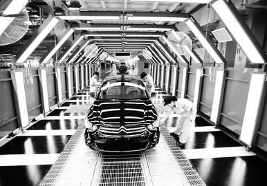 神龙汽车公司武汉第三工厂正式投产