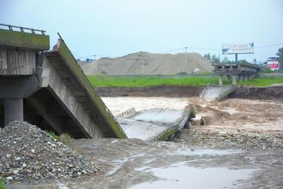 7月9日,绵竹市一座被洪水冲断的桥梁。