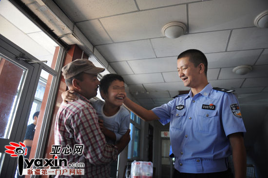 新疆七龄童高速路裸奔 交警帮助他找家人