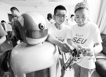 青少年高校科学营活动营员参观东南大学智能机