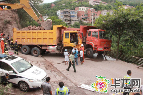 运石车撞上工程车 挖掘机来相救 变形金刚大战上演_新浪新闻