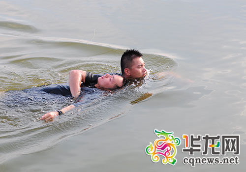 备战抗洪救灾 重庆特警高温下集训水上救援