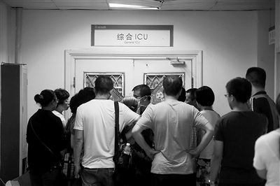 7月25日，北京天坛医院ICU病房外，一名大夫向被摔女童家属介绍伤情。新华社发