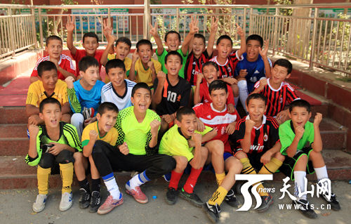 新疆足球娃娃:在快乐中打造新疆足球未来的希
