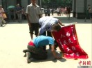 ������ƽ����Ӥ��ĸ������ҭ���׹�л����