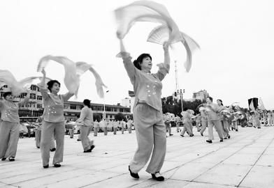 全民健身日盂县在新广场举行老年文体展演活动