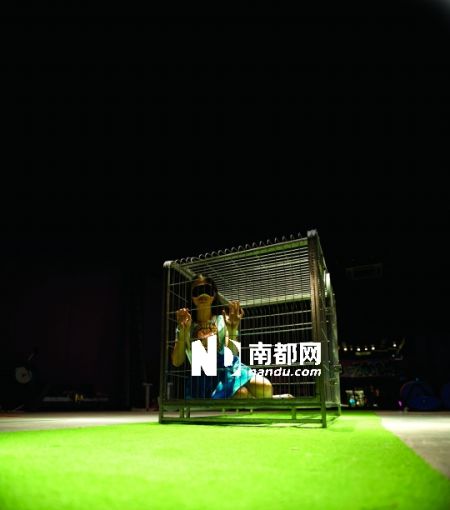  Ů���ںڰ��ķ��������鱻����ͽ���ٳֺ����������ĸ��ܡ�