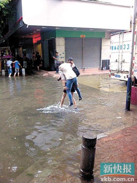 内街小巷水浸黑点泡足一天