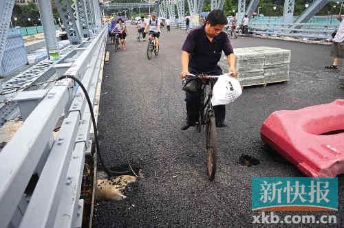 海珠桥用沙包填缝原来是权宜之计_新浪广东城