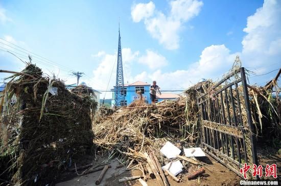 8月18日，抚顺南口前镇受灾现场。辽宁抚顺市发生了局地特大洪涝灾害。本次降雨过程呈现出雨强大、降雨量大的特点，造峰降雨历时仅11小时。共有43个乡镇街道受灾，三县共有204个村受灾。全市受灾人口36.43万人，直接经济损失超过17亿元。中新社发 于海洋 摄