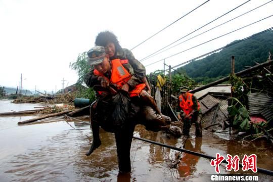 抚顺洪灾救援现场辽宁武警官兵南口前抗洪救灾