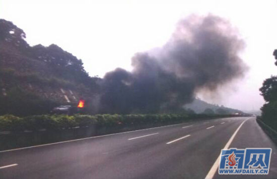 京珠高速清远段大货车燃烧 车龙两三公里_新浪