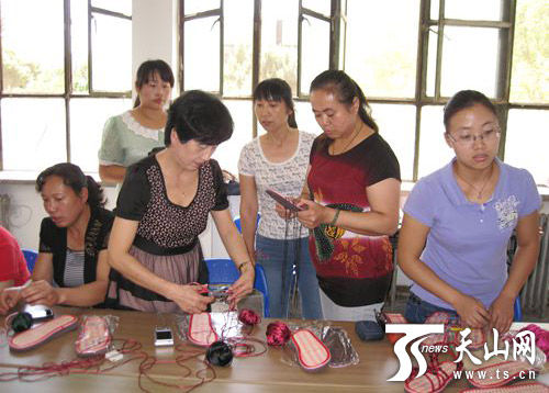 二十一团举办女性手工编织培训推进妇女创业就业