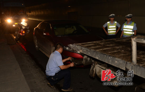 轻微车祸车主锁车扬长而去 隧道两头大面积堵