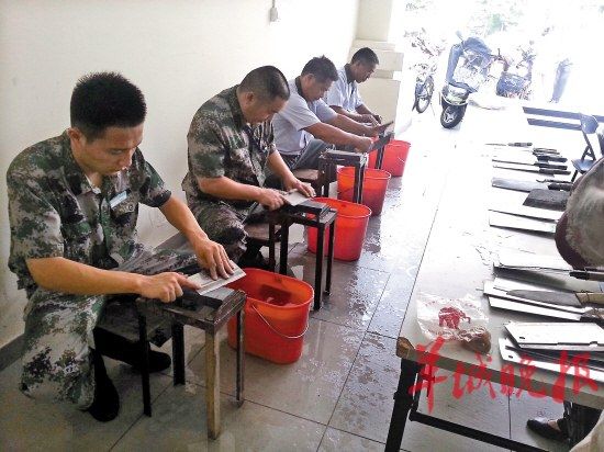 每次帮业主磨200把菜刀