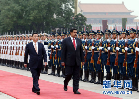 9月22日，国家主席习近平在北京人民大会堂同委内瑞拉总统马杜罗举行会谈。这是会谈前，习近平在人民大会堂东门外广场为马杜罗举行欢迎仪式。新华社记者 刘卫兵 摄