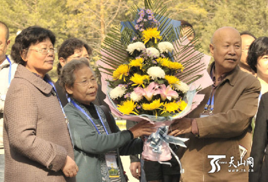 林枚(左)和姐姐林令婉(中),哥哥林海洪(右)以及家人一起祭扫林基路