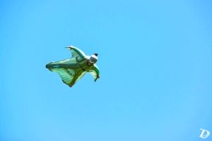 张家界翼装飞行赛 一选手试飞坠崖