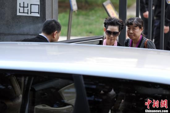 9��26�գ�����������Ժ������ĳĳ������ǿ��һ�����й������С���������9ʱ30�ֹ������б�������ĳĳ����ĳ��κĳĳ���֣�����ĳĳ��κĳĳ���ܣ�ǿ��һ������������ĳĳ��ǿ������д�����ͽ��ʮ�ꡣͼΪ���н������θ����ޱ����߳�������Ժ���˳��뿪��