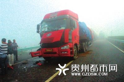 沪昆高速公路多车雾中追尾