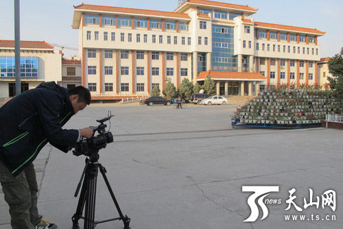 成都电视台为西博会拍摄一四三团城镇化建设镜头_新浪新闻